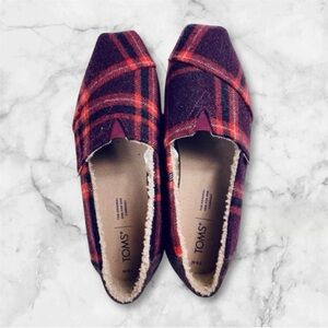 Toms red/maroon earthy plaid wrap recycled shearling slip on shoes size 8.5